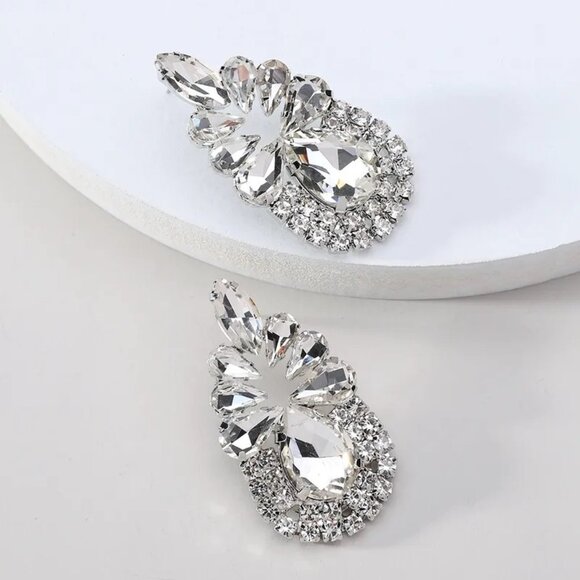 2/$24 Elegant Vintage Crystal Statement Earrings NWT - Picture 1 of 7